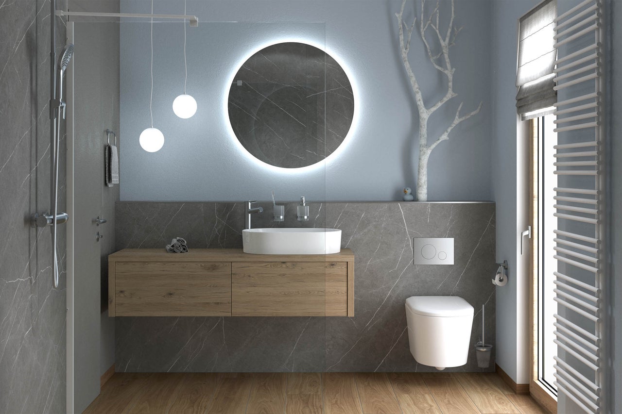 Modernes Badezimmer mit Holz-Waschtischunterschrank, rundem LED-Spiegel, Aufsatzwaschbecken, wandhängendem WC und Dusche.