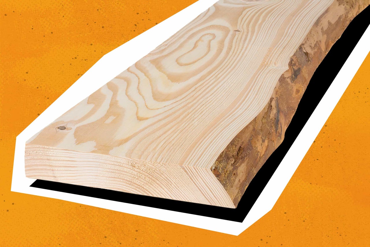 Baumkantenbrett aus Massivholz mit Naturkante und Rinde sowie ausgeprägter Holzmaserung.