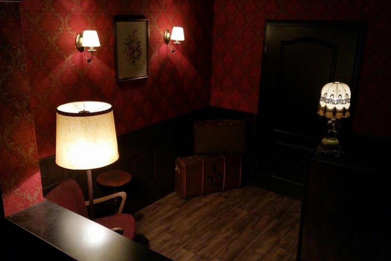 Innenraum mit Tapete, Lampen und Koffern