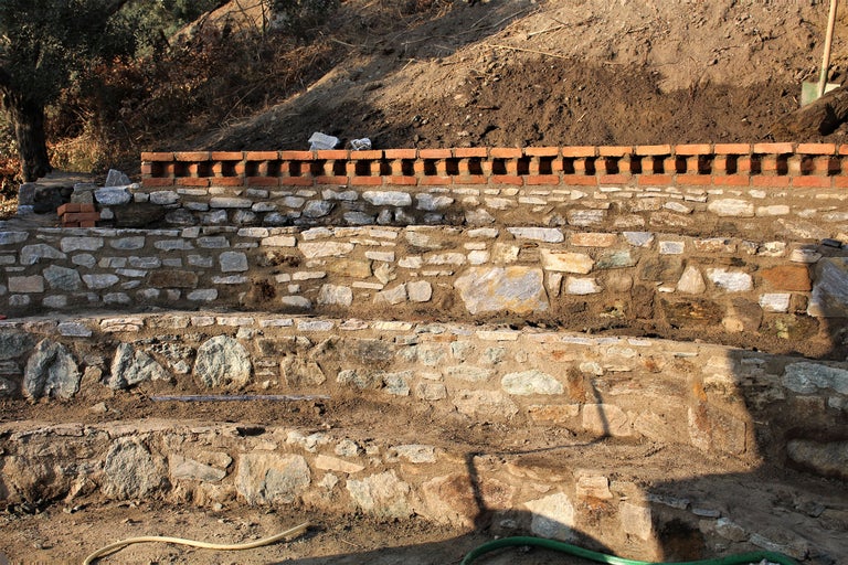 Terrassengarten mit Steinmauer und Ziegelsteinen