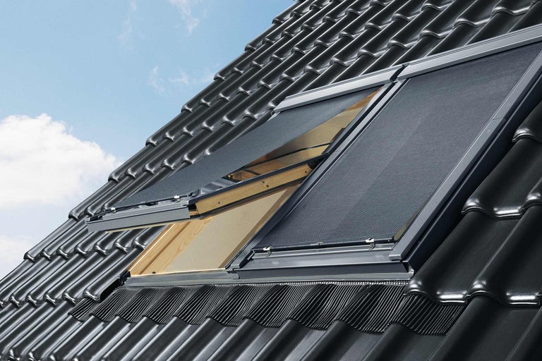 Dachfenster mit Sonnenschutzrollos auf einem Dach
