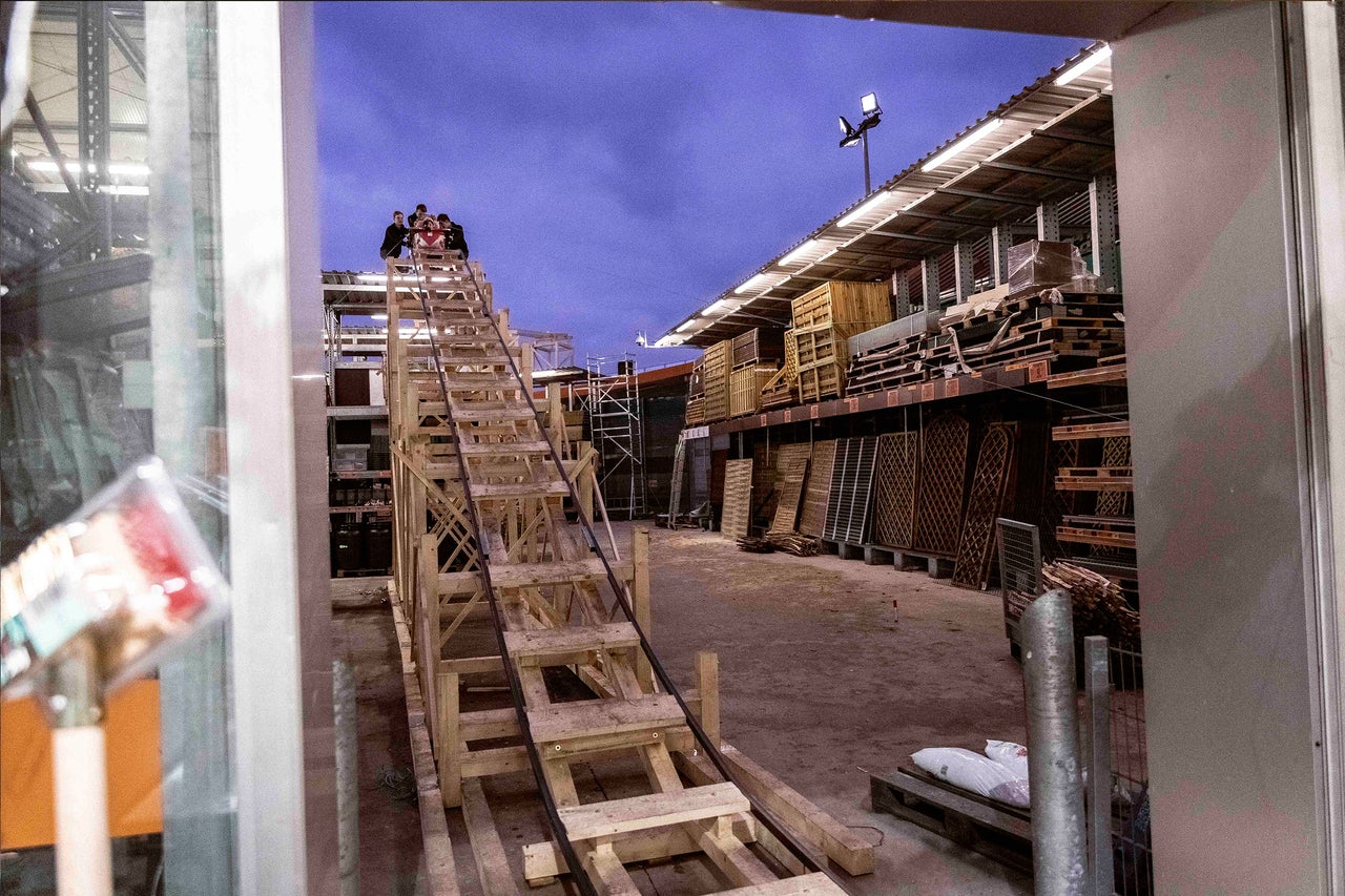 Holzlager mit Holzkonstruktion und Personen