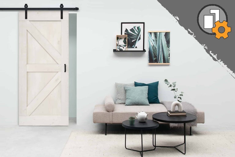 Wohnzimmer mit Schiebetür im Scheunenstil, Couch, Couchtischen und Dekoration