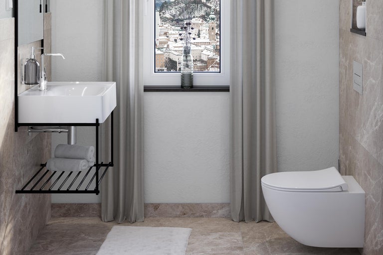 Modernes Badezimmer mit Waschtisch, Toilette und Fenster