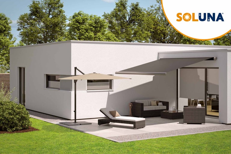 Terrasse mit Markise, Sonnenschirm und Gartenmöbeln vor einem Haus. Soluna Logo.