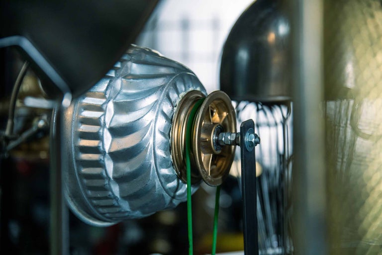 Nahaufnahme einer metallenen Antriebswelle mit Riemen