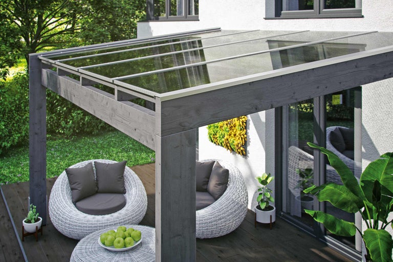 Terrassenüberdachung mit grauen Holzpfosten und Sitzgruppe im Garten