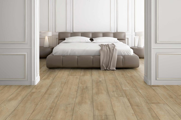 Schlafzimmer mit Holzboden und Doppelbett