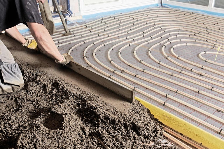 Aufnahme des Verlegens einer Fußbodenheizung mit Estrich