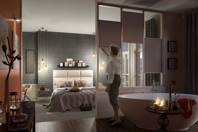 Schlafzimmer und Badezimmer mit Faltstores als Raumteiler.
