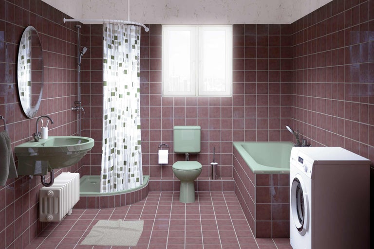 Helles Badezimmer mit Waschbecken, Badewanne, Toilette und Waschmaschine