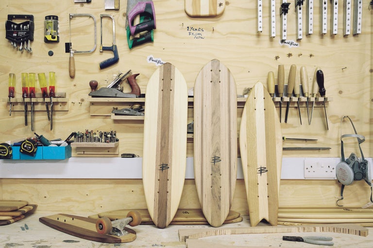 Werkstatt mit Werkzeugen und Holz Skateboards