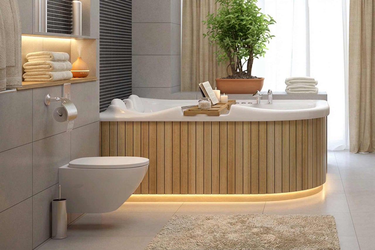 Badezimmer mit Badewanne, Toilette und Dekorationen für eine entspannende Atmosphäre