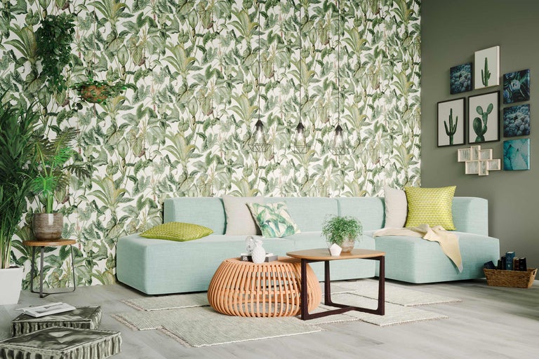 Wohnzimmer mit Sofa, Tisch, Pflanzen und Tapete mit Pflanzenmuster