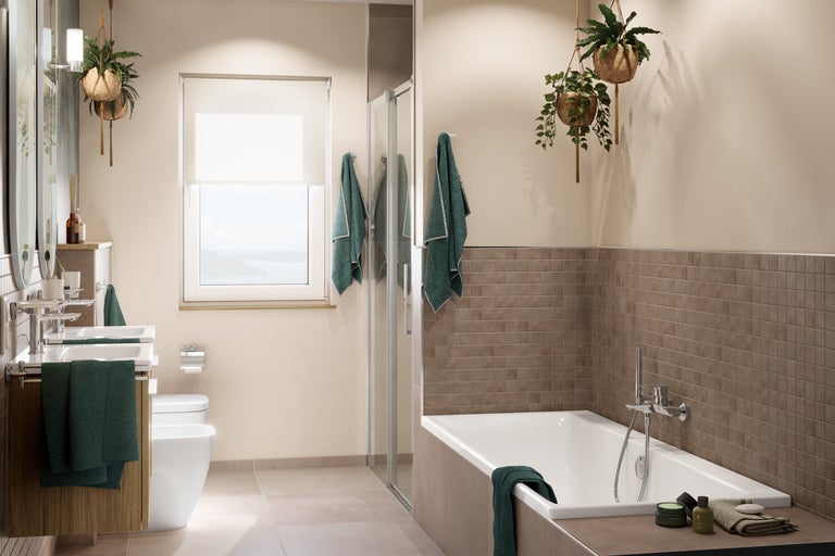 Helles Badezimmer mit Badewanne, Waschbecken, Toilette und Dekorationen