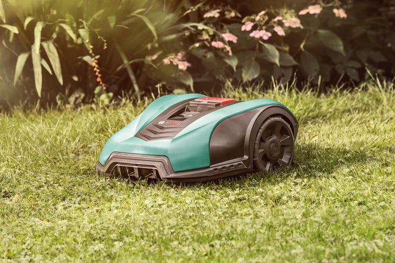 Bosch Mähroboter im Garten