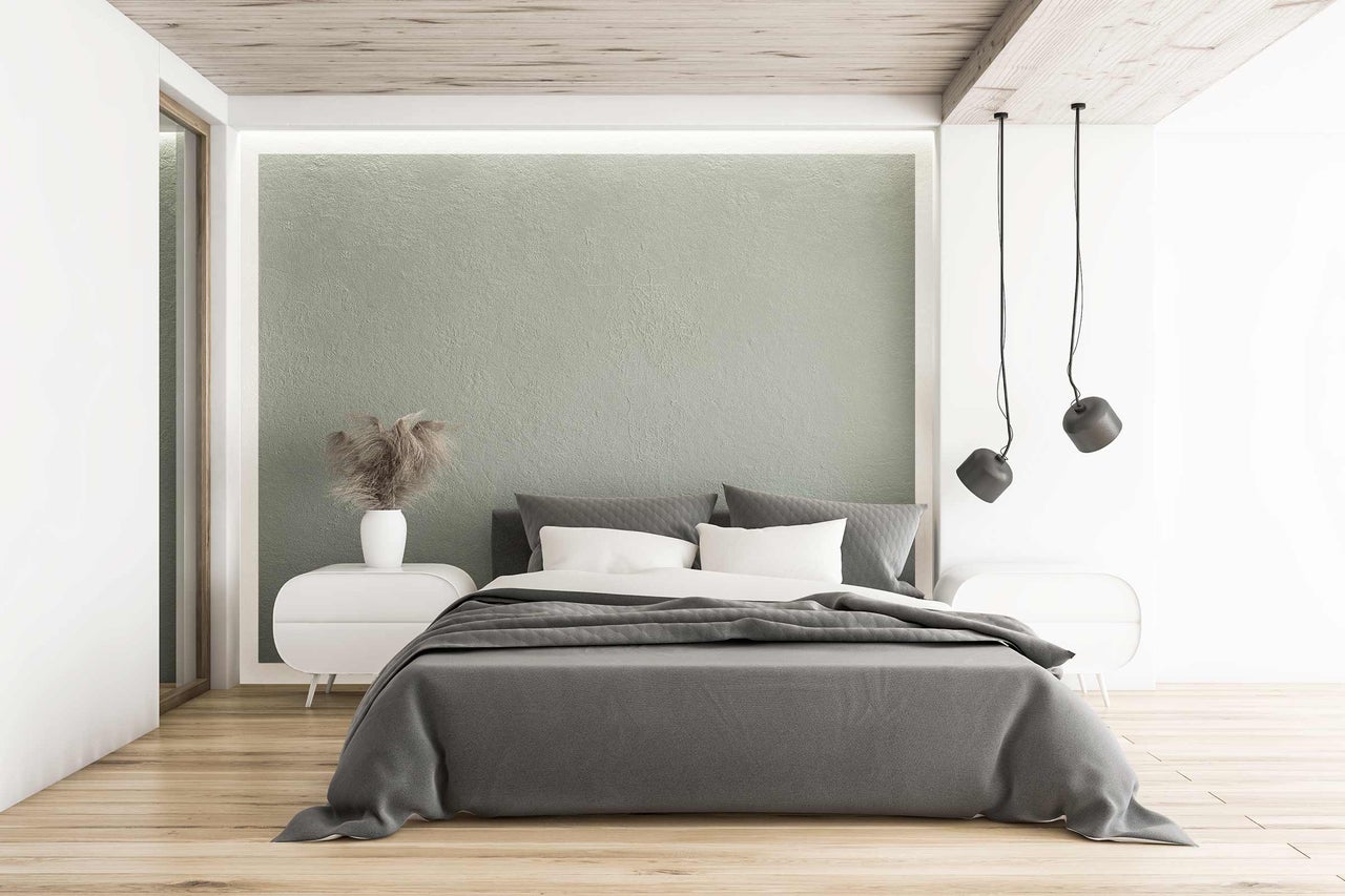 Schlafzimmer mit Bett, Nachttischen und Pendelleuchten