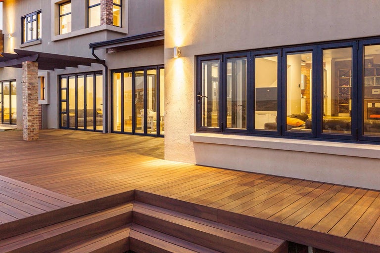 Terrasse mit Holzstufen und Falttüren