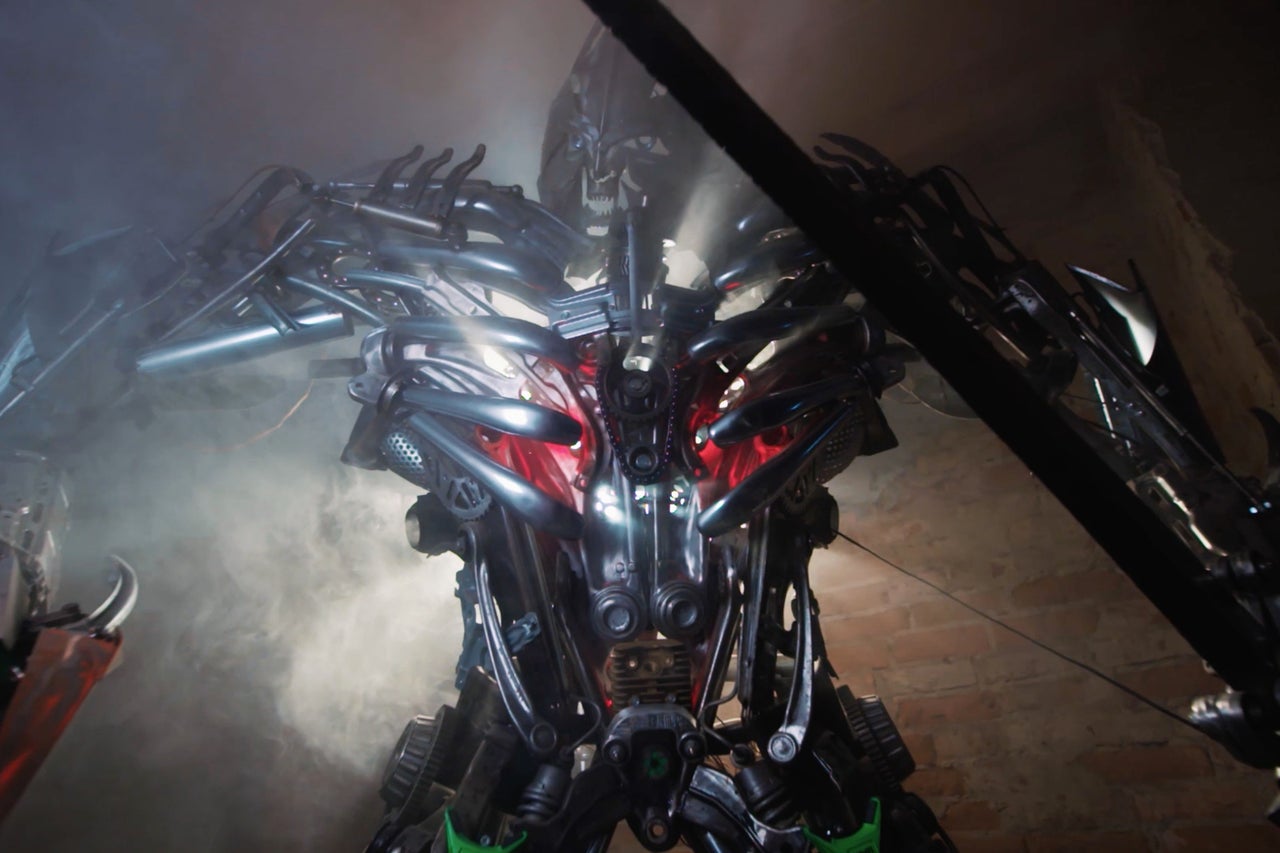 Eine Roboterfigur aus Metall mit sichtbaren mechanischen Details