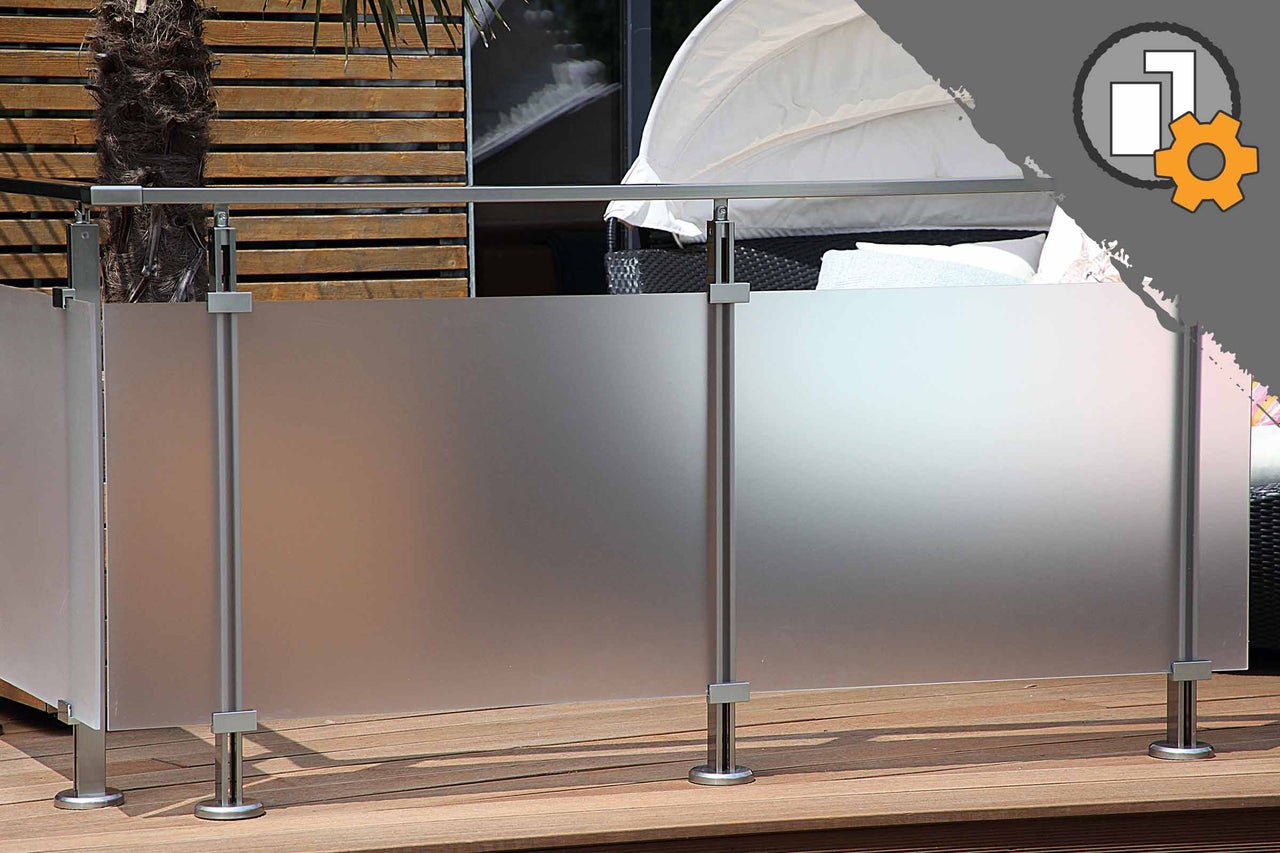 Balkonverkleidung aus satiniertem Glas mit Aluminiumrahmen auf einer Terrasse