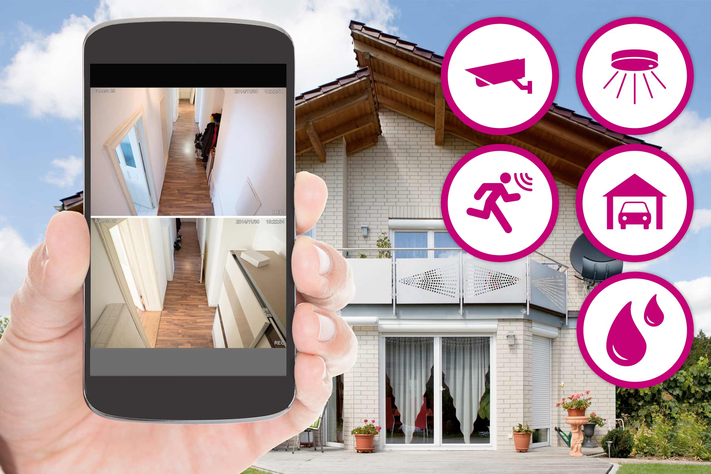 Ein Smartphone in der Hand zeigt ein Hausüberwachungssystem mit verschiedenen Sicherheitssymbolen vor einem Haus.