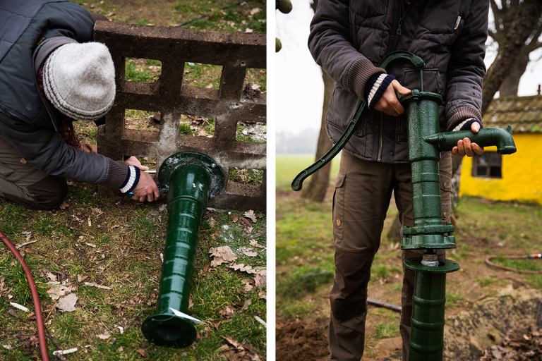 Installation einer manuellen Gartenpumpe im Außenbereich.