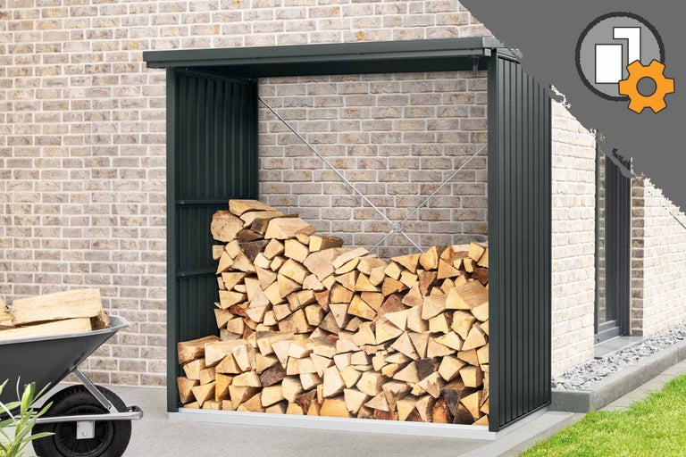 Holzlager mit Brennholz gefüllt