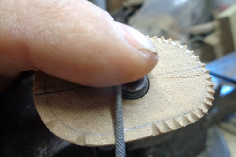 Detailaufnahme eines Holzstücks, das mit einer Feile bearbeitet wird, Nahansicht der Holzbearbeitung