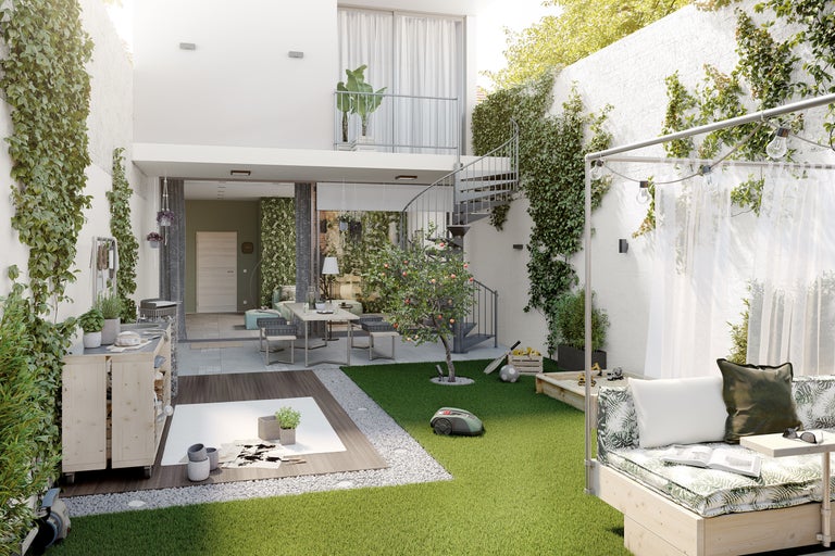 Hof mit Sitzgelegenheit, Rasenfläche, Kletterpflanzen und Wendeltreppe