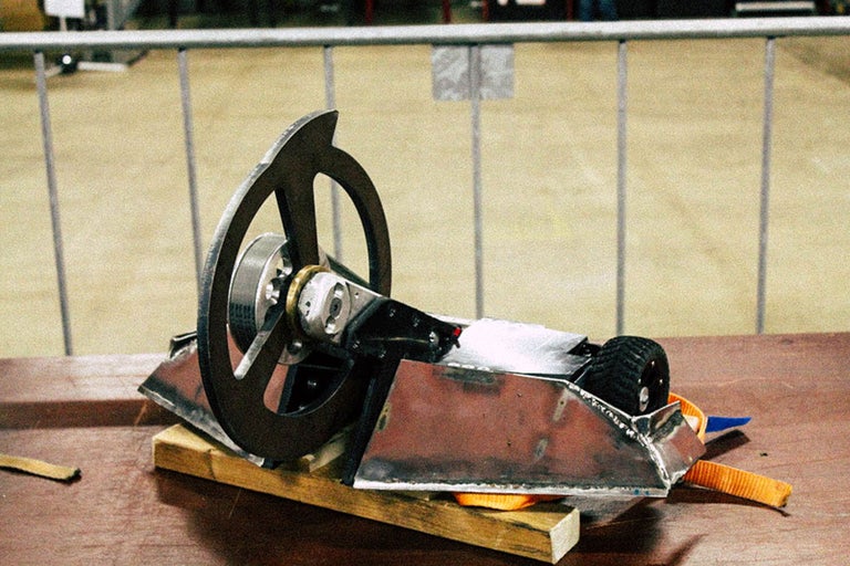 Roboter für Roboterkämpfe mit drehendem Rad