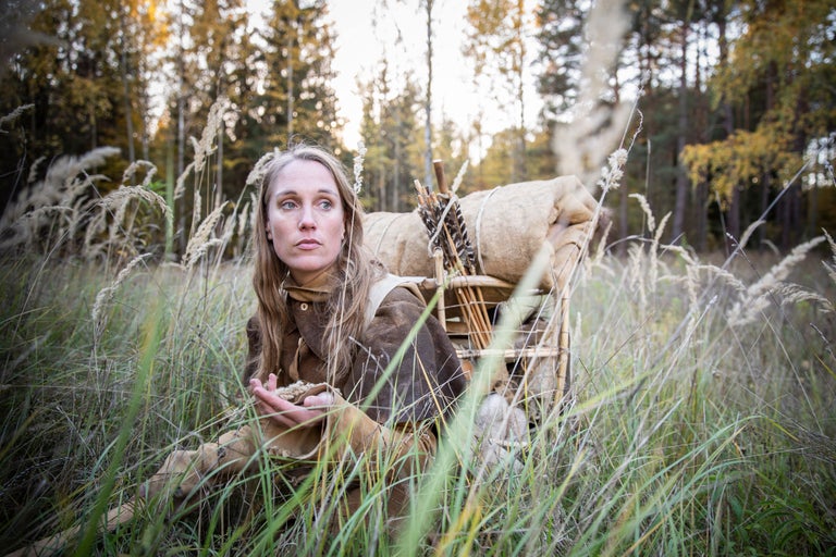 Frau im Wald mit Ausrüstung für Outdoor-Aktivitäten
