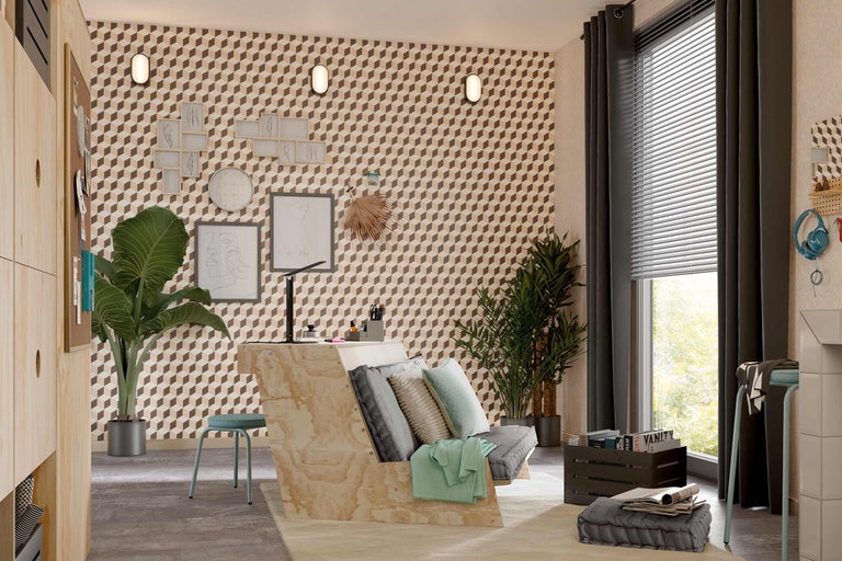 Helles Arbeitszimmer mit Schreibtisch, Stuhl, Dekoration und Zimmerpflanzen