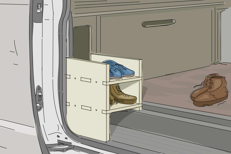 Szene im Laderaum eines Lieferwagens mit einem Regal mit Schuhen und Stiefeln