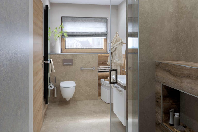 Helles Badezimmer mit Toilette, Waschbecken, Dusche und Fenster