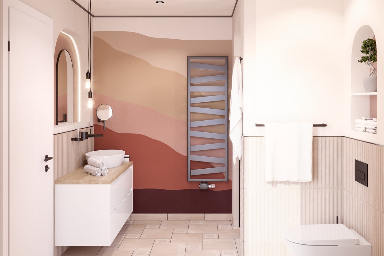 Helles Badezimmer mit Waschtisch, Handtuchwärmer und abstrakter Wandgestaltung für ein modernes Ambiente