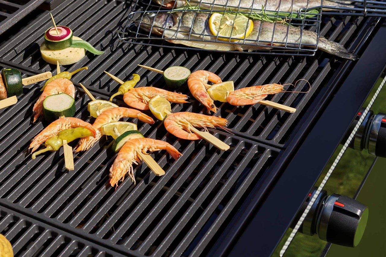 Grill mit Garnelen, Fisch und Gemüse auf Spießen