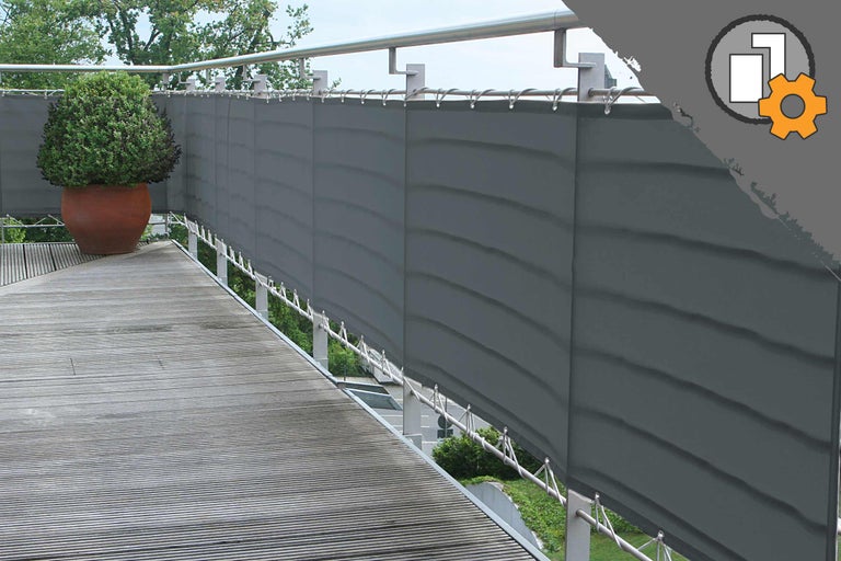 Terrasse mit Sichtschutz und Pflanzkübel