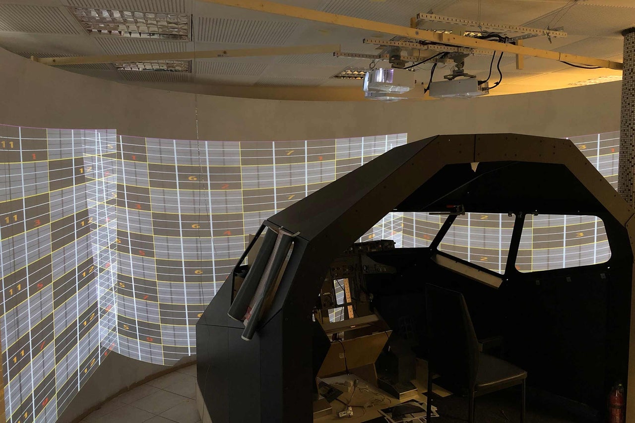 Flugsimulator mit projizierter Gittergrafik zur Flugausbildung