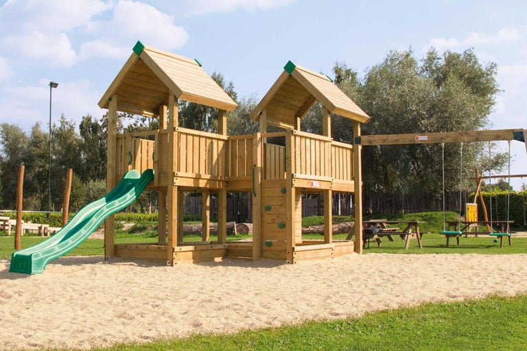 Großer Spielplatz aus Holz mit Rutsche und Schaukel