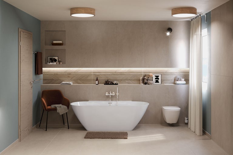 Badezimmer mit Badewanne, Toilette, Stuhl und Fliesen