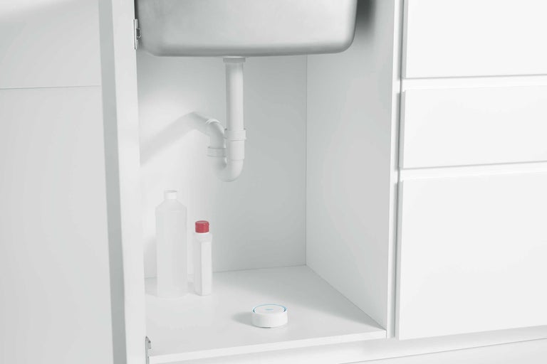 Blick unter das Spülbecken mit Siphon, Reinigungsflaschen und Dichtring