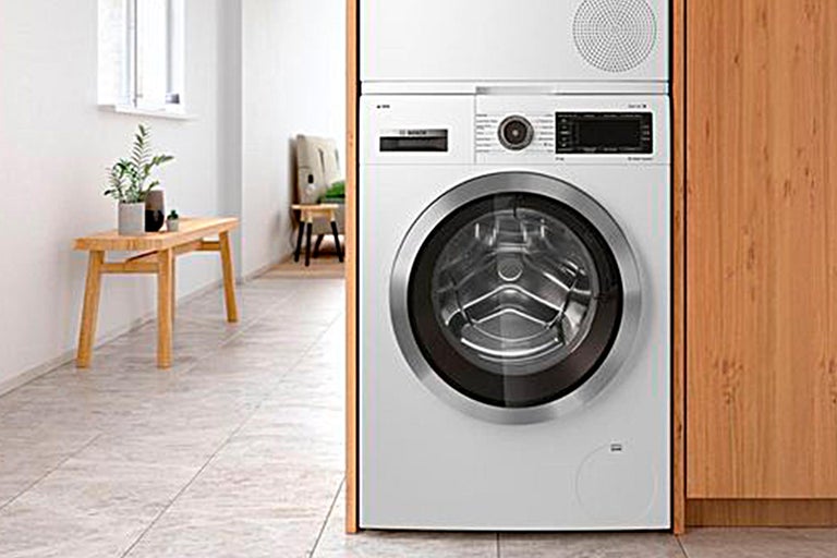 Waschmaschine und Trockner als Turm im Badezimmer