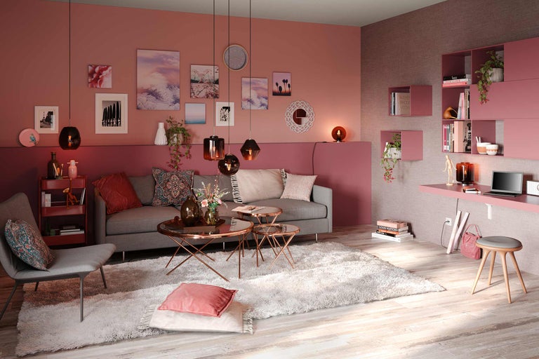 Wohnzimmer mit Sofa, Couchtischen, Teppich und Regalen