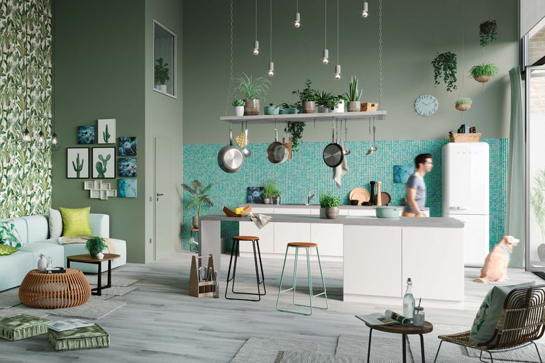 Helle, geräumige Wohnküche mit Kücheninsel, Barhockern, Hängepflanzen und Dekorationen