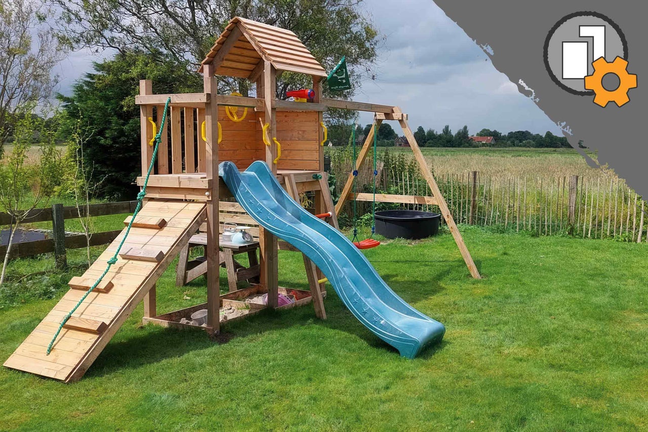 Spielplatz mit Turm, Rutsche und Schaukel im Garten