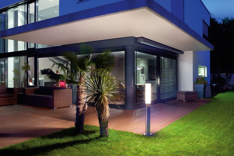 Moderne Terrasse mit Sitzmöbeln, Terrassendielen und Außenleuchte im Garten