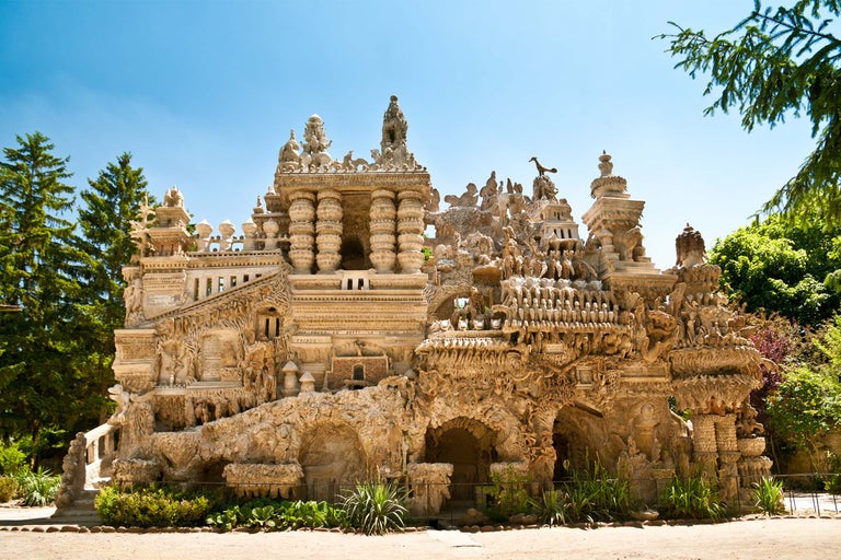 Fantasievolles Bauwerk aus Stein und Mörtel im Garten