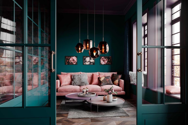 Wohnzimmer mit Sofa, Couchtischen und Pendelleuchten