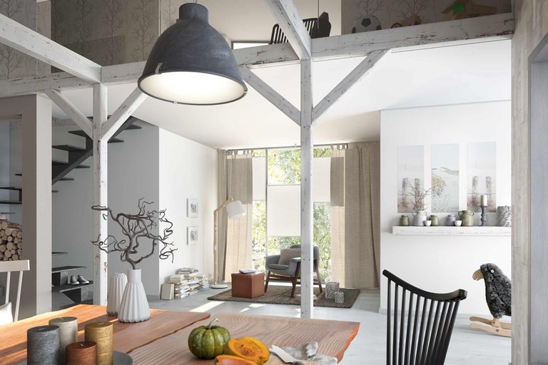 Helles Wohnzimmer mit Holzelementen, Vorhängen und Möbeln