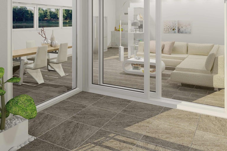 Helles Wohnzimmer mit Esstisch, Sofa und Fliesenboden.